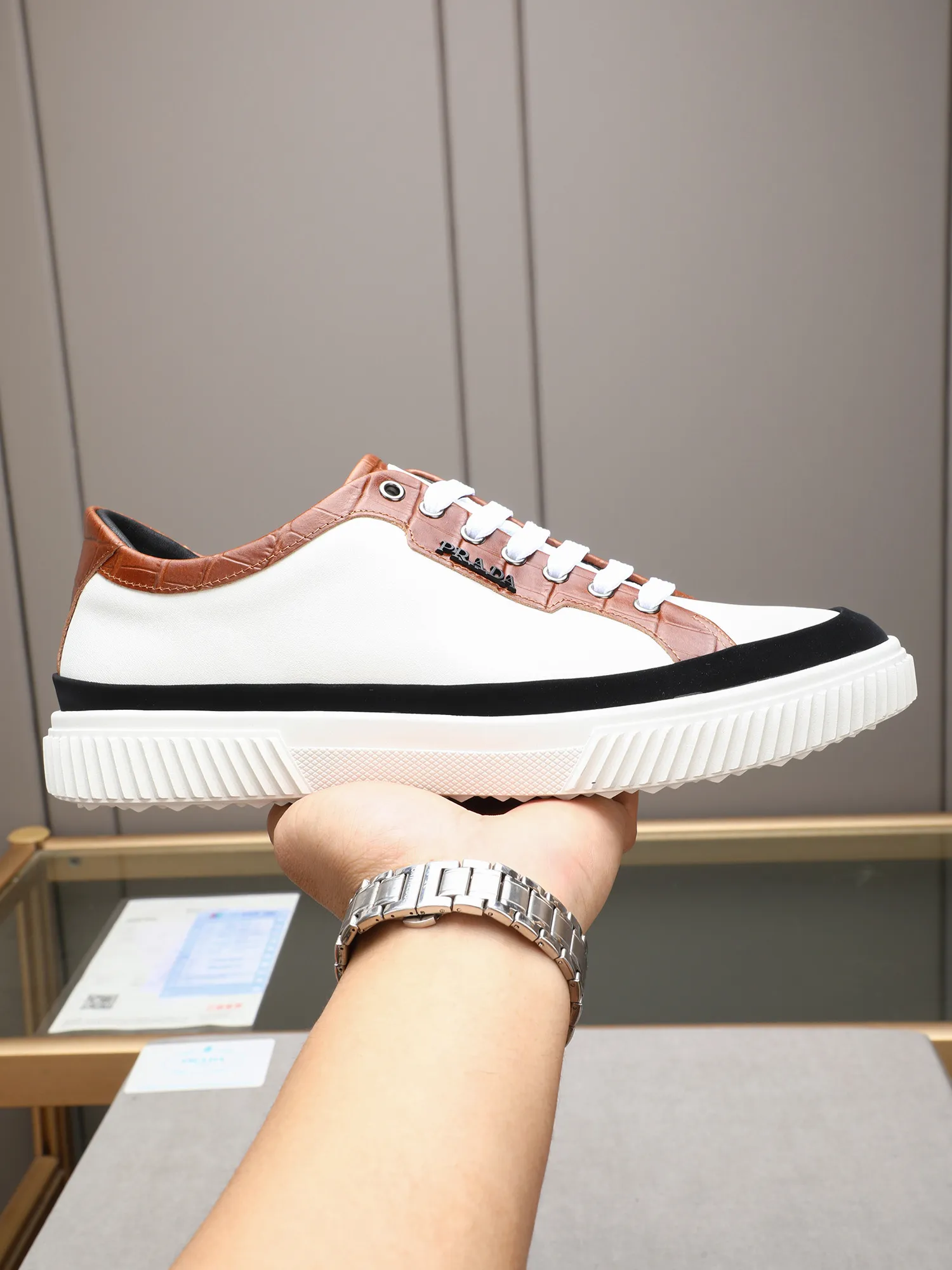 Men's shoes💰420💰 Brand: PRADA (Prada) Standard code: Men's code 38–44 (45 can be customized) Material: Original cowhide, breathable sheep lining Special outsole Style category: Men's fashionable casual sneakers Low-key luxury! Color: actual picture color